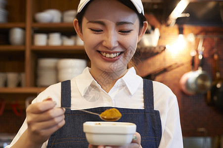 在咖啡店厨房认真工作的年轻男女图片