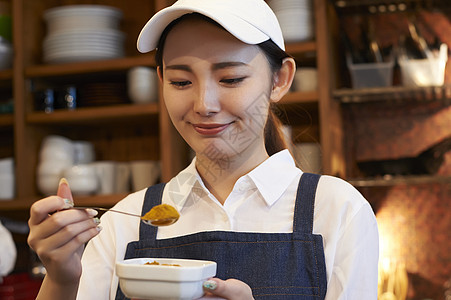 在咖啡店厨房认真工作的年轻男女图片