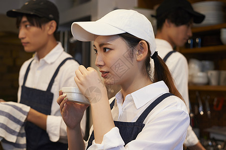 在咖啡店厨房认真工作的年轻男女图片