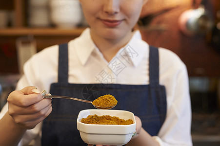 在咖啡店厨房认真工作的年轻男女图片