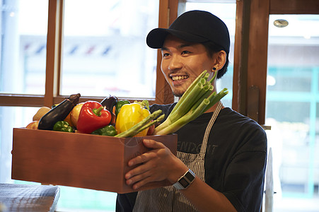 在咖啡店厨房认真工作的年轻男女图片