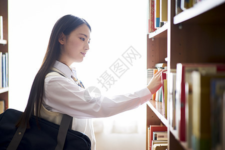 年轻女孩们小学生图书馆里的学生图片