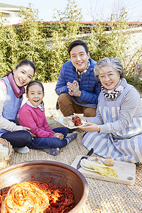 孙女鼓掌妈妈家庭人泡菜生活图片