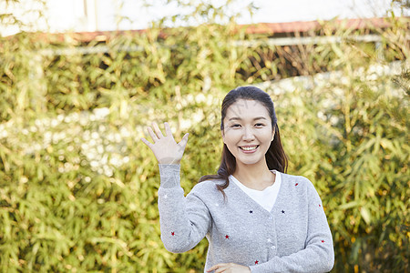 院子成年女子快乐老人妇女田地蔬菜图片