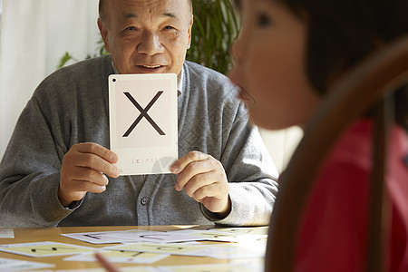 祖父指导孙子学习图片