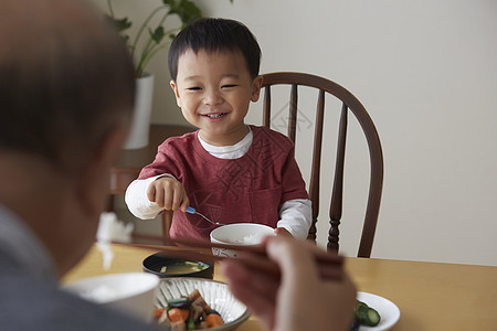 老人和孩子一起吃饭图片