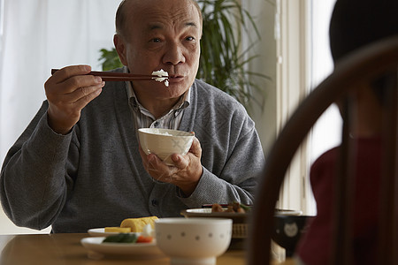 老人和孩子一起吃饭图片