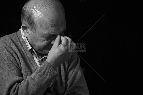 老年人的孤独情绪图片