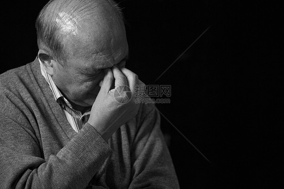 老年人的孤独疲劳情绪图片