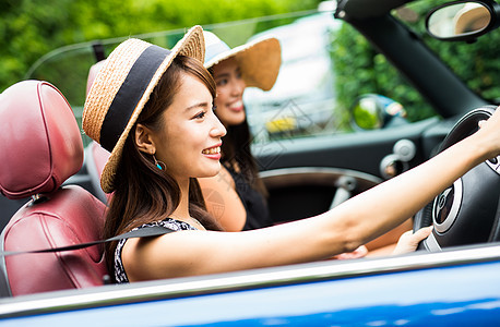 女人姐妹出游仲夏在冲绳旅行的妇女背景图片