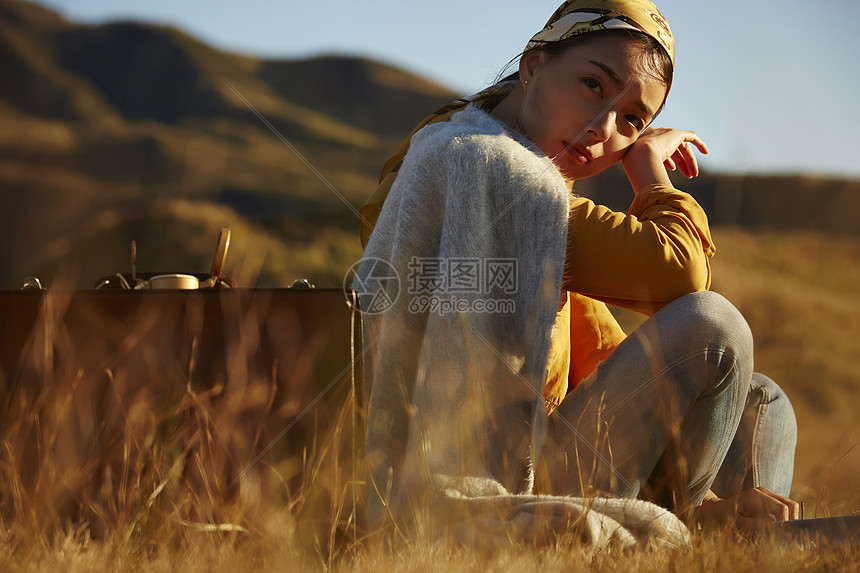 壮年二十多岁坐着流浪的女人图片