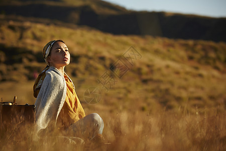 野生荒地三十几岁旅游玩耍的女人图片