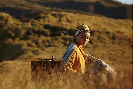 野生荒地三十几岁旅游玩耍的女人图片