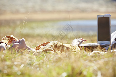 在草地上躺着休息的女人图片