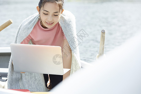 湖泊公园游牧工人船用电脑的女人图片
