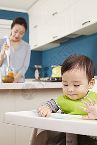 可爱乖巧的小朋友在厨房餐厅玩耍吃饭背景图片