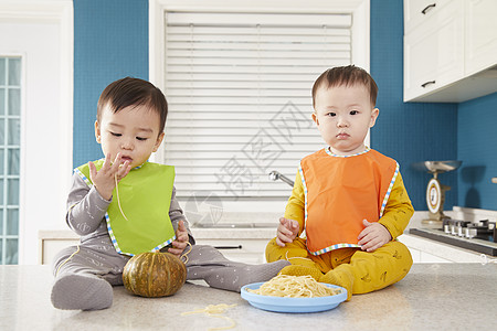 可爱乖巧的小朋友在厨房餐厅玩耍吃饭背景图片