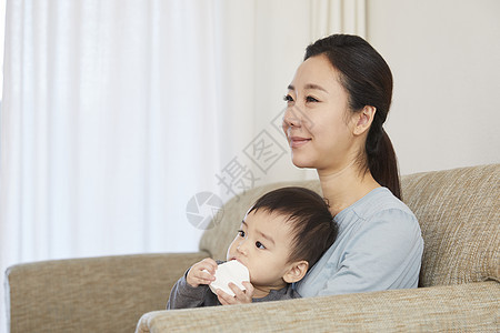 母亲看护着可爱的婴儿图片