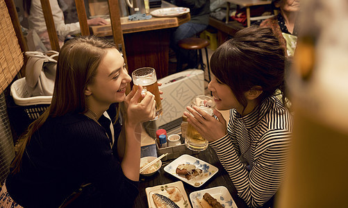 在日本小酒馆吃饭的朋友图片