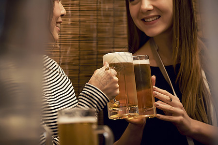 酒馆外国女人和朋友喝啤酒背景图片