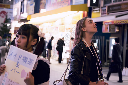 晚上东京的外国妇女观光图片