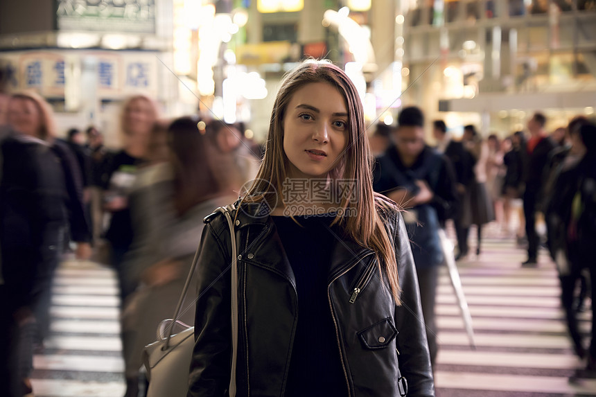 晚上东京的外国妇女观光图片