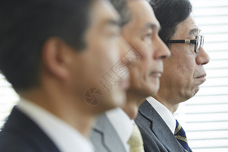 会议室男子接受面试的老人背景图片