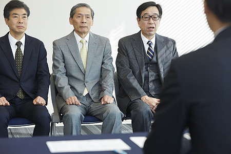 会议室男子接受面试的老人背景图片