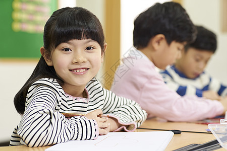 孩子老师和学生在教室里做实验背景