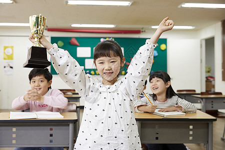 小女孩在学校得奖杯图片