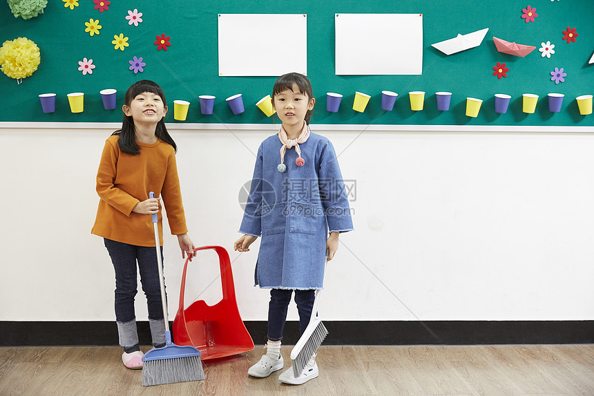 小学生在教室里打扫卫生图片