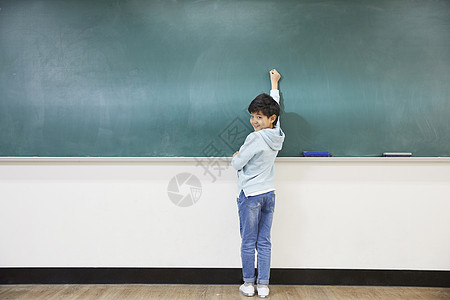 小学生在教室黑板上写字图片