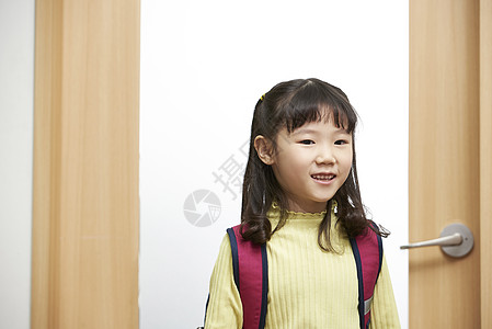 背着书包的小女孩进教室图片