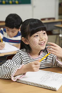 认真学习的班级小学生图片