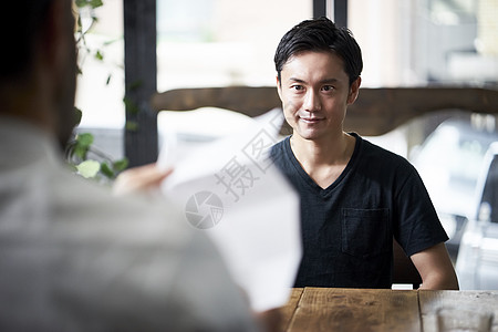 来餐饮店面试的男子图片