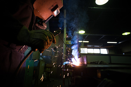 劳动者在工厂焊接图片