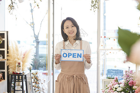 上身公章强烈的感情花店年轻女子韩国人背景图片