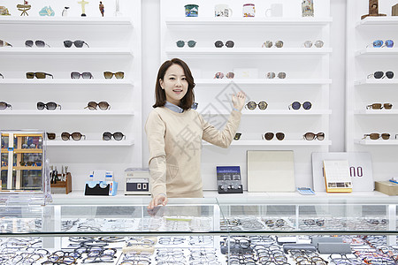 眼镜商店微笑的年轻女子韩国人图片