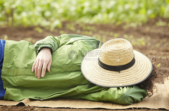 躺在草席上午睡的农民图片