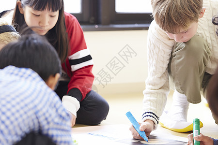 国际学校小学生交流学习高清图片