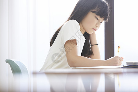 在教室里写字的小学生图片