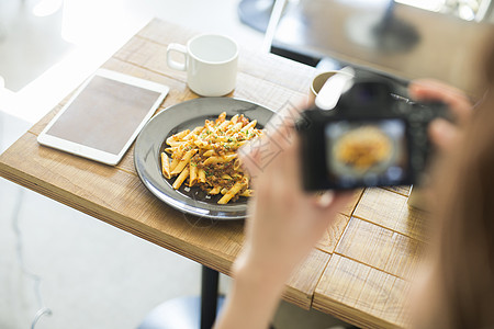 使用相机拍摄食物图片