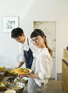 店主在咖啡馆工作的夫妇背景