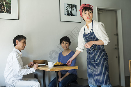 米练习时髦在咖啡馆工作的员工和客户食品业务图片