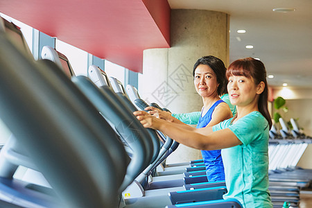 中年女性健身房锻炼背景图片
