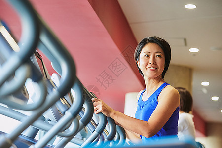 复制空间运动户内在健身房锻炼的妇女图片