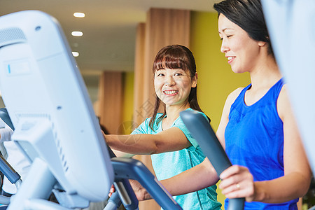 中年女性健身房运动减肥背景图片