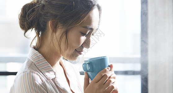 穿着睡衣的女人喝咖啡图片