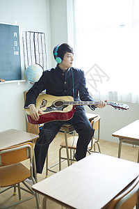 学生在教室里弹吉他图片