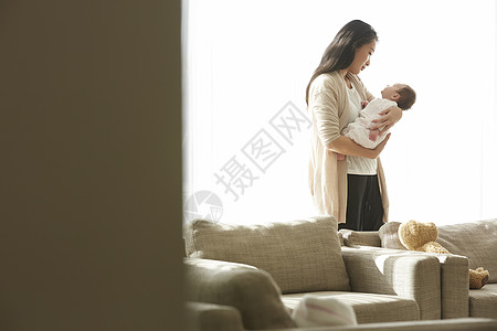 房屋生机勃勃半个抱着婴儿的女人图片